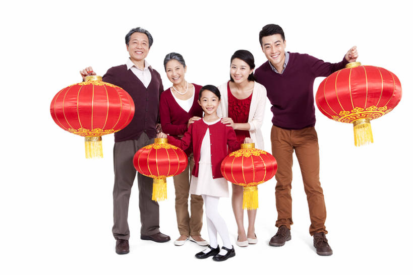 东方人,儿童,成年人,中年人,老年人,家庭,父母,母亲,父亲,女儿,祖父母,祖母,祖父,站,笑,微笑,露齿笑,横图,留白,白色背景,正面,毛衣,快乐,满意,兴奋,幸福,纯洁,运气,照明,北京,中国,春节,亚洲,五个人,节日,庆祝,并排,灯笼,纸灯笼,祝福,拿着,注视,休闲装,传统,刺激,小孩,红色,灯具,观察,看,站着,温暖,温馨,一家人,可爱,乐趣,童年,童趣,搭,摄影,影棚,生活方式,观看,照亮,和睦,察看,享乐,照明设备,搭着,关注,中国文化,摄影棚,亲情,肖像,童真,东亚,烂漫,无邪,陪同,陪伴,天真,老年男性,老年女性,男孩,男人,男性,年轻女性,女孩,女人,女性,中年男性,亚洲人,中国人,孩子,年轻人,全家福,孙女,站立,彩图,全身,影棚拍摄,欢乐,拍摄,融洽,男生,传统文化,挨着,传统节日,伴随,bj175