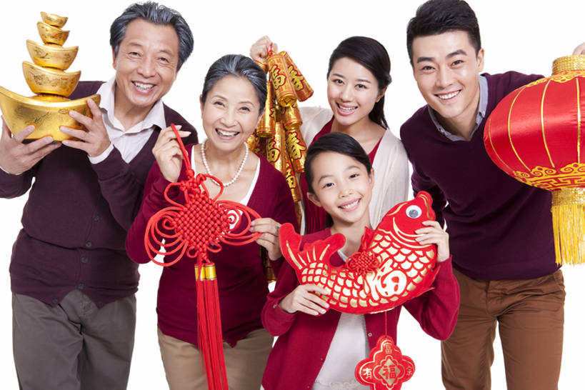 东方人,儿童,成年人,中年人,老年人,家庭,父母,父亲,女儿,祖父母,祖母,祖父,站,笑,微笑,露齿笑,横图,留白,白色背景,正面,毛衣,快乐,满意,兴奋,幸福,纯洁,运气,鲤鱼,照明,北京,中国,春节,亚洲,五个人,节日,庆祝,装饰,并排,灯笼,纸灯笼,祝福,拿着,注视,休闲装,传统,刺激,小孩,焰火,中国结,灯具,观察,看,站着,温暖,温馨,一家人,可爱,乐趣,童年,童趣,财富,摄影,影棚,生活方式,观看,照亮,和睦,察看,享乐,照明设备,关注,中国文化,摄影棚,亲情,肖像,童真,东亚,烂漫,无邪,陪同,陪伴,天真,老年男性,老年女性,男孩,男人,男性,年轻女性,女孩,女人,女性,中年男性,亚洲人,中国人,孩子,年轻人,全家福,孙女,爆竹,站立,彩图,影棚拍摄,欢乐,拍摄,融洽,元宝,男生,传统文化,挨着,传统节日,伴随,bj175
