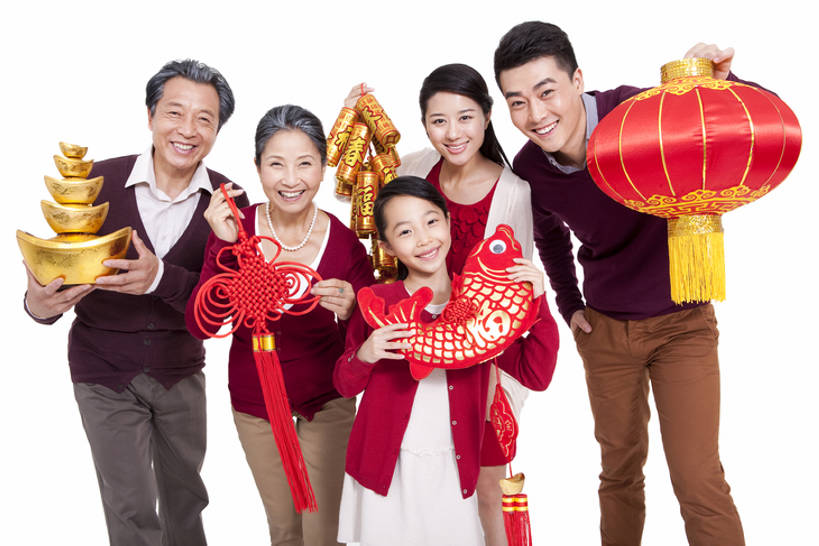 东方人,儿童,成年人,中年人,老年人,家庭,父母,父亲,女儿,祖父母,祖母,祖父,站,笑,微笑,露齿笑,横图,留白,白色背景,正面,毛衣,快乐,满意,兴奋,幸福,纯洁,运气,鲤鱼,照明,北京,中国,春节,亚洲,五个人,节日,庆祝,装饰,并排,灯笼,纸灯笼,祝福,拿着,注视,休闲装,传统,刺激,小孩,焰火,中国结,灯具,观察,看,站着,温暖,温馨,一家人,可爱,乐趣,童年,童趣,财富,摄影,影棚,生活方式,观看,照亮,和睦,察看,享乐,照明设备,关注,中国文化,摄影棚,亲情,肖像,童真,东亚,烂漫,无邪,陪同,陪伴,天真,老年男性,老年女性,男孩,男人,男性,年轻女性,女孩,女人,女性,中年男性,亚洲人,中国人,孩子,年轻人,全家福,孙女,爆竹,站立,彩图,影棚拍摄,欢乐,拍摄,融洽,元宝,男生,传统文化,挨着,传统节日,伴随,bj175