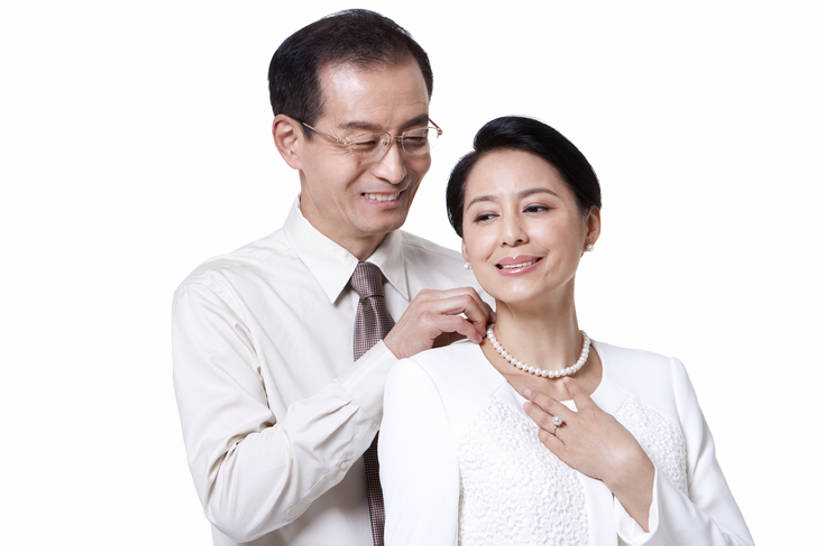东方人,成年人,中年人,老年人,两个人,家庭,丈夫,妻子,笑,微笑,露齿笑,横图,留白,白色背景,正面,衬衫,快乐,满意,幸福,项链,珠宝,北京,亚洲,捆扎,正装,眼镜,珍珠,领带,浪漫,财富,摄影,影棚,生活方式,协助,珍贵,象征,庄重,贵族,关爱,摄影棚,身份,婚姻,东亚,陪同,正式,地位,陪伴,异性恋,老年男性,老年女性,男人,男性,女人,女性,亚洲人,中国人,半身,彩图,影棚拍摄,衬衣,爱,欢乐,深情,拍摄,伴侣,上层阶级,挨着,伴随,bj175
