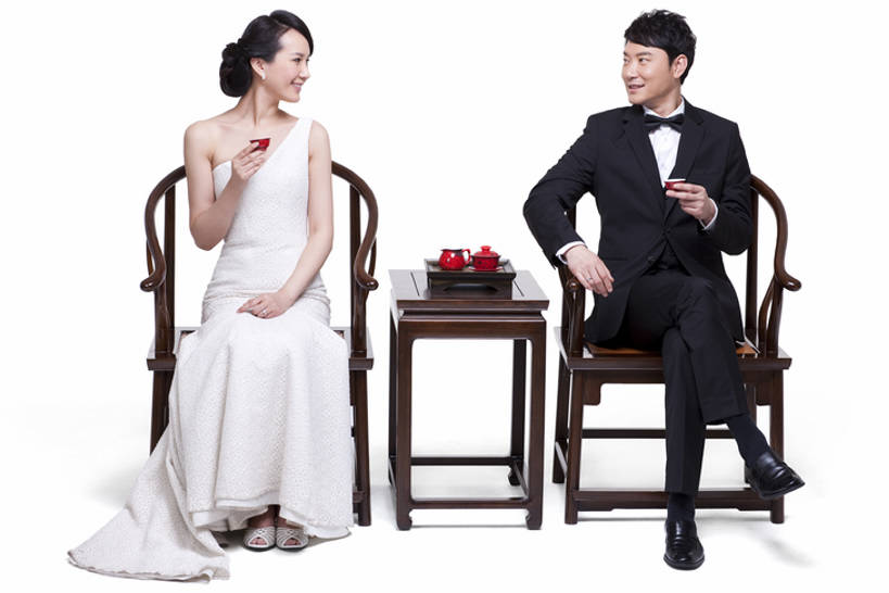 东方人,成年人,中年人,两个人,夫妻,丈夫,妻子,坐,微笑,横图,留白,白色背景,正面,晚礼服,爱情,快乐,幸福,复古,成功,家具,桌子,椅子,北京,中国,亚洲,喝,套装,服装,正装,领结,古典,浪漫,二郎腿,拿着,休闲装,历史,传统,衣服,休闲,面对面,休闲服,恩爱,放松,财富,恋人,摄影,服饰,影棚,生活方式,古董,红木,礼节,珍贵,高雅,扶手椅,贵族,成就,发髻,中国文化,摄影棚,华贵,古典风格,婚姻,东亚,陪同,陪伴,异性恋,男人,男性,年轻女性,女人,女性,中年男性,亚洲人,中国人,年轻人,夫妇,情侣,茶杯,彩图,全身,影棚拍摄,晚宴服,舞会服,洋服,洋装,夜礼服,拍摄,伴侣,传统文化,尝,上层阶级,伴随,bj175