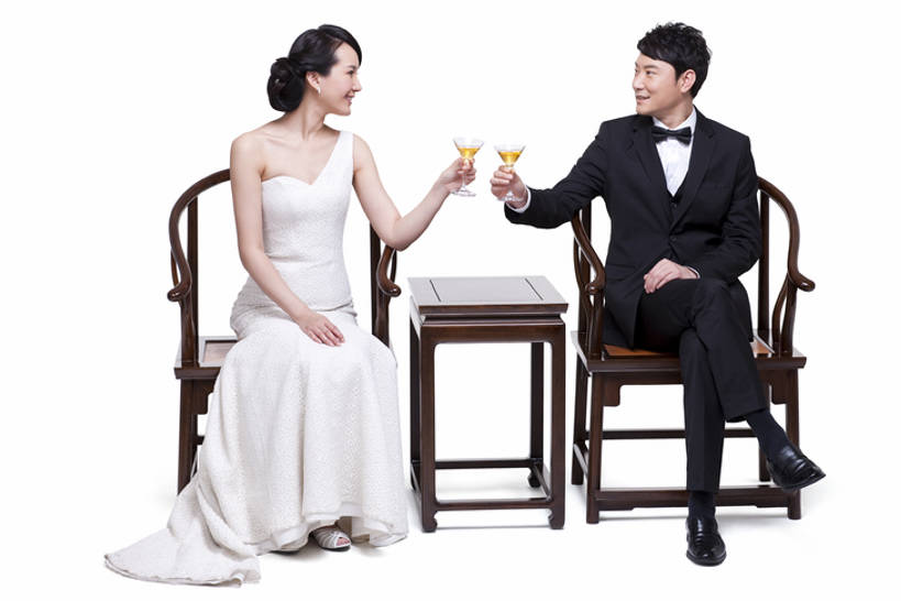 葡萄酒,东方人,成年人,中年人,两个人,夫妻,丈夫,妻子,坐,笑,微笑,露齿笑,横图,留白,白色背景,正面,晚礼服,爱情,快乐,幸福,复古,成功,家具,桌子,椅子,北京,中国,亚洲,喝,套装,服装,正装,欢呼,领结,酒类,古典,浪漫,二郎腿,拿着,休闲装,历史,传统,酒,饮料,衣服,鸡尾酒,休闲,面对面,休闲服,恩爱,放松,财富,恋人,摄影,服饰,影棚,生活方式,古董,红木,礼节,珍贵,高雅,扶手椅,贵族,成就,发髻,中国文化,摄影棚,华贵,古典风格,婚姻,东亚,陪同,陪伴,异性恋,马提尼酒杯,男人,男性,年轻女性,女人,女性,中年男性,亚洲人,中国人,年轻人,夫妇,情侣,彩图,全身,影棚拍摄,晚宴服,舞会服,洋服,洋装,夜礼服,拍摄,伴侣,传统文化,尝,上层阶级,伴随,bj175