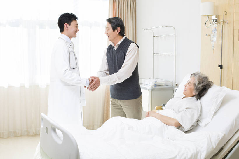 东方人,成年人,中年人,老年人,三个人,丈夫,妻子,医生,病人,医院,握手,笑,微笑,露齿笑,横图,室内,白天,侧面,快乐,感激,幸福,技术,床,北京,中国,亚洲,现代,白色,医护人员,医疗人员,职业,保养,健康,面对面,亲密,保健,摄影,技巧,支撑,医疗,医疗设备,疾病,卫生,病房,关爱,手艺,医疗器械,手术台,拜访,东亚,实验服,恢复,陪同,医疗机构,静脉滴注,病号服,手术床,疗养院,技能,技艺,陪伴,谢谢,生理盐水,信任,老年男性,老年女性,男人,男性,女人,女性,中年男性,亚洲人,中国人,情侣,大夫,沟通,说话,躺着,仰卧,彩图,病院,诊所,妙技,本领,好消息,伴随,bj175