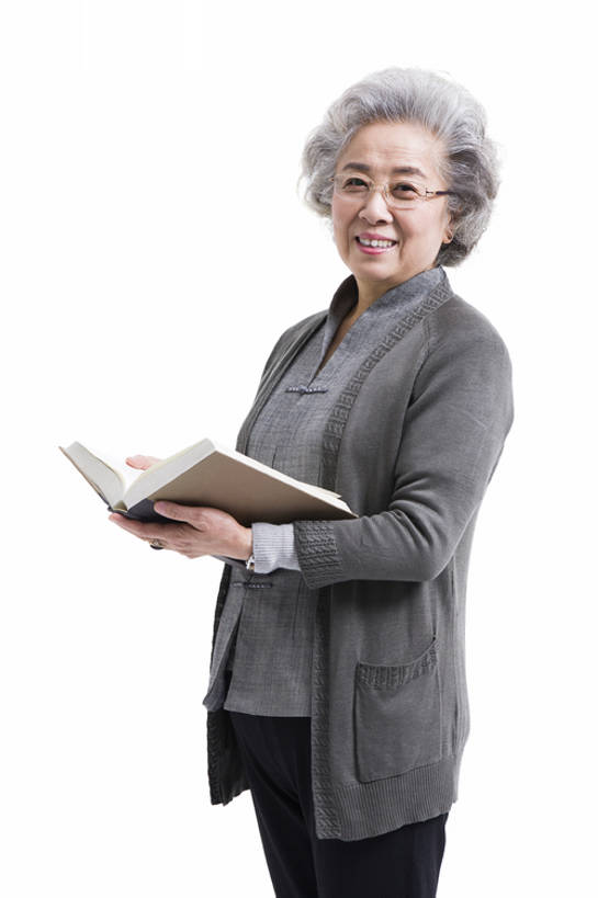 东方人,成年人,老年人,一个人,教师,笑,微笑,露齿笑,竖图,留白,抠图,白色背景,正面,快乐,幸福,智慧,北京,中国,亚洲,仅一个女性,仅一个人,握,眼镜,教育,年轻,注视,观察,看,站着,休闲,健康,活力,读,握着,摄影,仅一个老年女性,生活方式,观看,察看,高雅,享乐,关注,智力,肖像,东亚,老年女性,女人,女性,亚洲人,中国人,讲师,书,休闲活动,彩图,影棚拍摄,传统服装,欢乐,和蔼,人老心不老,老年大学,bj175