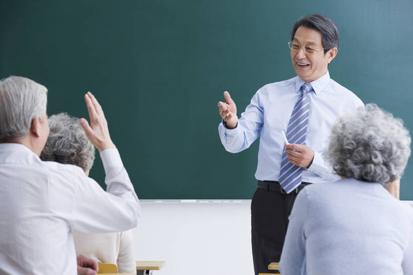 东方人,成年人,老年人,四个人,学生,教师,举,笑,微笑,露齿笑,横图,正面,衬衫,快乐,通讯,幸福,椅子,北京,中国,亚洲,正装,眼镜,领带,教育,年轻,听,书桌,背面,粉笔,黑板,教,托,站着,职业,教室,摄影,生活方式,退休,知识,东亚,陪同,教员,技能,陪伴,老年男性,老年女性,男人,男性,女人,女性,亚洲人,中国人,讲师,老师,举起,举手,举着,向上举,向上伸,向上托,张开手臂,坐着,半身,彩图,欢乐,大学,先生,人老心不老,伴随,老年大学,bj175