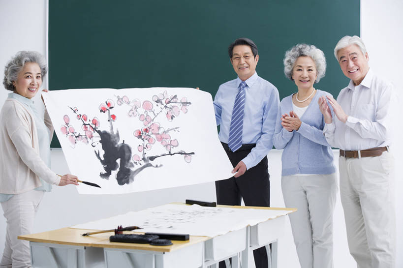 东方人,成年人,老年人,四个人,学生,教师,笑,鼓掌,微笑,露齿笑,横图,正面,衬衫,快乐,通讯,幸福,北京,中国,亚洲,一排,正装,整齐,毛笔,墨水,书法,眼镜,砚台,领带,教育,年轻,音乐,注视,休闲装,书桌,传统,排列,观察,看,站着,职业,教室,摄影,生活方式,观看,颜料,察看,退休,知识,队列,关注,中国文化,国画,出示,宣纸,东亚,陪同,完成,教员,技能,陪伴,老年男性,老年女性,男人,男性,女人,女性,亚洲人,中国人,讲师,老师,画画,彩图,欢乐,大学,先生,传统文化,人老心不老,写意画,伴随,老年大学,bj175