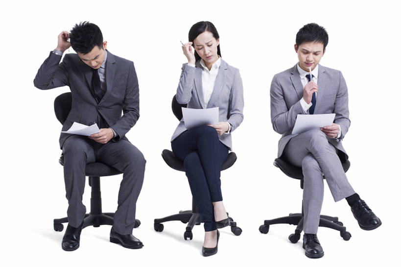 东方人,成年人,中年人,三个人,商务人士,商务男性,商务女性,横图,留白,抠图,白色背景,正面,衬衫,西装,商务,竞争,椅子,北京,中国,亚洲,一排,握,写,套装,正装,整齐,纸,领带,二郎腿,现代,排列,职业,思考,皱眉,抓,想,压力,握着,摄影,面试,幽默,办公椅,考试,忧虑,队列,测验,商务装,问题,情绪,挑战,工薪阶层,东亚,采访,求职,一套,挫败,迷惑,想法,机会,招聘,认真,男人,男性,年轻男性,年轻女性,女人,女性,中年男性,亚洲人,中国人,年轻人,白领,上班族,坐着,彩图,全身,影棚拍摄,衬衣,机遇,口试,办公室职员,bj175