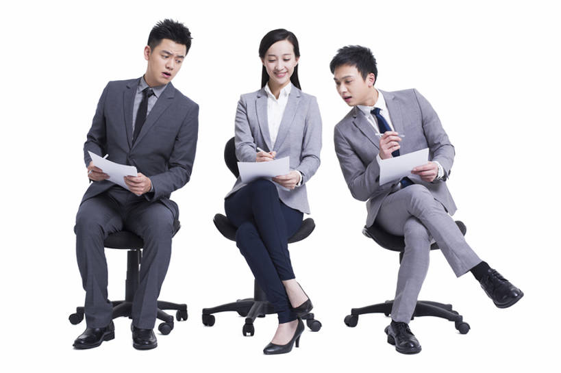 东方人,成年人,中年人,三个人,商务人士,商务男性,商务女性,笑,微笑,露齿笑,横图,留白,抠图,白色背景,正面,衬衫,西装,商务,快乐,失败,幸福,成功,信心,竞争,椅子,北京,中国,亚洲,一排,握,写,套装,正装,整齐,纸,领带,二郎腿,现代,排列,看,职业,活力,握着,摄影,面试,幽默,办公椅,考试,享乐,击败,队列,努力,测验,商务装,问题,反差,挑战,工薪阶层,东亚,采访,求职,一套,复制,迷惑,想法,机会,招聘,获胜,男人,男性,年轻男性,年轻女性,女人,女性,中年男性,亚洲人,中国人,年轻人,白领,上班族,坐着,彩图,全身,影棚拍摄,衬衣,欢乐,窥视,机遇,口试,办公室职员,好奇心,bj175
