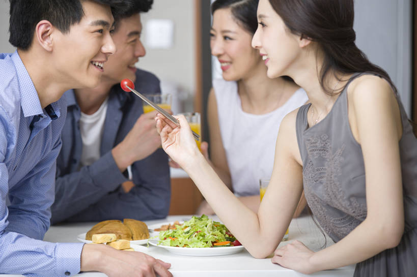 果汁,东方人,成年人,四个人,家庭,丈夫,妻子,家,笑,吃,微笑,露齿笑,横图,室内,白天,侧面,爱情,聚会,时尚,快乐,自由,友谊,幸福,厨房,筷子,桌子,蔬菜,西红柿,北京,中国,亚洲,一排,喝,连接,弯腰,握,整齐,房屋,公寓,蔬菜沙拉,沙拉,美味,食品,饮品,浪漫,休闲装,现代,饮食,餐饮,食物,饮料,排列,盘子,中国菜,站着,休闲,健康,温暖,温馨,一家人,面对面,恩爱,放松,活力,亲密,喂,握着,约会,恋人,摄影,有机食品,生活方式,和睦,混合,住房,享乐,膳食,队列,可口,清新,宴会,桔子汁,房地产,开放式厨房,东亚,健康食物,陪同,适口,陪伴,男人,男性,年轻男性,年轻女性,女人,女性,亚洲人,中国人,年轻人,情侣,玻璃杯,说话,半身,彩图,爱,欢乐,深情,伴侣,融洽,尝,摆拍,伴随,bj175