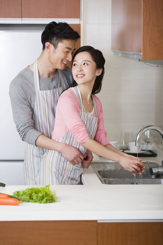 东方人,成年人,两个人,家庭,丈夫,妻子,家,笑,微笑,露齿笑,竖图,室内,正面,家务,快乐,幸福,合作,团队,厨房,蔬菜,西红柿,北京,中国,亚洲,一排,准备,整齐,水槽,水龙头,围裙,房屋,灶台,公寓,沙拉,食品,浪漫,休闲装,干净,现代,饮食,餐饮,排列,亲昵,站着,健康,温暖,温馨,一家人,面对面,活力,亲密,搭,摄影,有机食品,生活方式,协助,和睦,住房,享乐,膳食,搭着,队列,清新,房地产,开放式厨房,东亚,健康食物,陪同,陪伴,男人,男性,年轻男性,年轻女性,女人,女性,亚洲人,中国人,年轻人,情侣,烹调用具,烹调,洗涤,半身,彩图,爱,欢乐,当代,融洽,例行公事,家务劳动,伴随,bj175