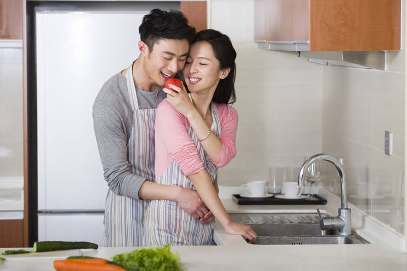 东方人,成年人,两个人,家庭,丈夫,妻子,家,笑,吃,微笑,露齿笑,横图,室内,正面,家务,快乐,幸福,厨房,蔬菜,西红柿,北京,中国,亚洲,一排,准备,整齐,水槽,水龙头,围裙,冰箱,房屋,灶台,公寓,沙拉,食品,浪漫,休闲装,干净,现代,饮食,餐饮,排列,亲昵,站着,健康,温暖,温馨,一家人,活力,亲密,搭,喂,摄影,有机食品,生活方式,和睦,住房,享乐,膳食,搭着,队列,清新,房地产,开放式厨房,东亚,健康食物,陪同,陪伴,男人,男性,年轻男性,年轻女性,女人,女性,亚洲人,中国人,年轻人,情侣,烹调用具,烹调,半身,彩图,爱,欢乐,当代,给予,融洽,例行公事,家务劳动,伴随,bj175