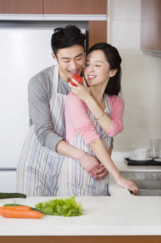 东方人,成年人,两个人,家庭,丈夫,妻子,家,笑,吃,微笑,露齿笑,竖图,室内,正面,家务,快乐,幸福,厨房,蔬菜,西红柿,北京,中国,亚洲,一排,准备,整齐,水槽,水龙头,围裙,冰箱,房屋,灶台,公寓,沙拉,食品,浪漫,休闲装,干净,现代,饮食,餐饮,排列,亲昵,站着,健康,温暖,温馨,一家人,活力,亲密,搭,喂,摄影,有机食品,生活方式,和睦,住房,享乐,膳食,搭着,队列,清新,房地产,开放式厨房,东亚,健康食物,陪同,陪伴,男人,男性,年轻男性,年轻女性,女人,女性,亚洲人,中国人,年轻人,情侣,烹调用具,烹调,半身,彩图,爱,欢乐,当代,给予,融洽,例行公事,家务劳动,伴随,bj175