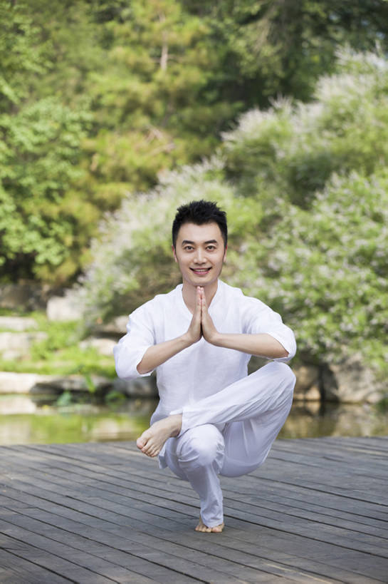 东方人,成年人,一个人,公园,蹲,握手,笑,微笑,露齿笑,竖图,室外,白天,正面,锻炼,快乐,自由,幸福,北京,中国,亚洲,仅一个男性,仅一个人,二郎腿,注视,休闲装,光脚,树,仅一个年轻男性,自然,观察,看,休闲,健康,赤脚,禅,放松,活力,平衡,瑜珈,摄影,生活方式,观看,宁静,支撑,协调,动作,控制,察看,专心,优美,享乐,关注,清新,弹性,东亚,柔和,灵性,技能,普拉提训练法,无忧无虑,男人,男性,年轻男性,亚洲人,中国人,年轻人,休闲活动,搀手,拉手,手拉手,手握手,彩图,全身,欢乐,和蔼,bj175