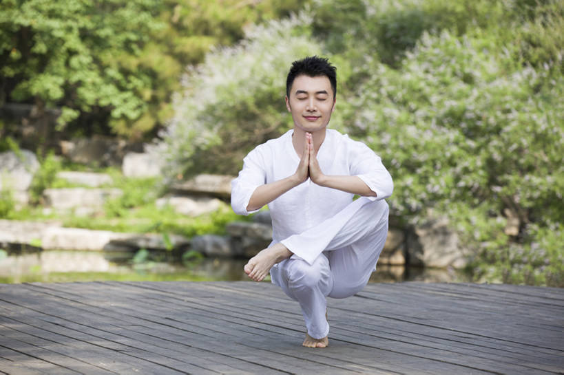 东方人,成年人,一个人,公园,蹲,握手,笑,微笑,露齿笑,横图,室外,白天,正面,锻炼,快乐,自由,幸福,北京,中国,亚洲,仅一个男性,仅一个人,二郎腿,休闲装,光脚,树,仅一个年轻男性,自然,休闲,健康,赤脚,禅,放松,活力,平衡,瑜珈,摄影,生活方式,宁静,支撑,协调,动作,控制,专心,优美,享乐,清新,弹性,东亚,柔和,灵性,技能,普拉提训练法,无忧无虑,男人,男性,年轻男性,亚洲人,中国人,年轻人,休闲活动,闭着眼睛,搀手,拉手,手拉手,手握手,彩图,全身,欢乐,和蔼,bj175