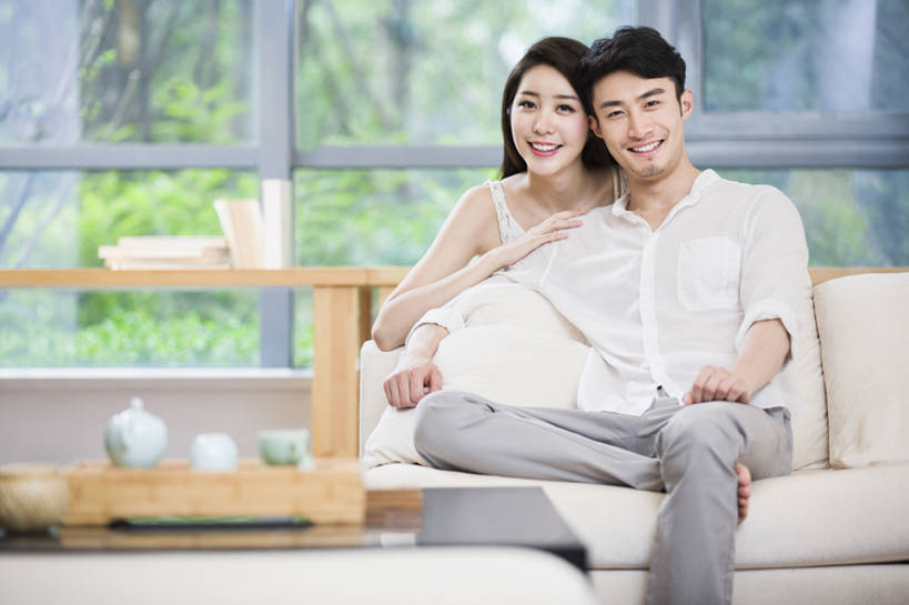 成年人,两个人,家庭,夫妻,丈夫,妻子,家,客厅,笑,微笑,露齿笑,横图,室内,白天,正面,爱情,时尚,快乐,幸福,茶,窗户,沙发,桌子,玻璃,北京,中国,亚洲,一排,连接,整齐,透明,房屋,公寓,浪漫,餐盘,注视,休闲装,光脚,现代,排列,茶壶,观察,看,靠,靠着,休闲,舒服,温暖,温馨,一家人,赤脚,恩爱,放松,亲密,搭,恋人,摄影,生活方式,观看,和睦,察看,起居室,舒适,住房,享乐,搭着,队列,关注,房地产,肖像,东亚,陪同,软垫,陪伴,无忧无虑,男性,年轻男性,年轻女性,女人,女性,亚洲人,中国人,年轻人,夫妇,情侣,茶杯,书,休闲活动,坐着,彩图,全身,欢乐,当代,伴侣,融洽,伴随,bj175