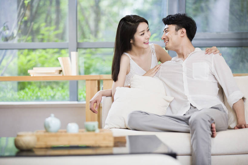 成年人,两个人,家庭,夫妻,丈夫,妻子,家,客厅,笑,微笑,露齿笑,横图,室内,白天,正面,爱情,时尚,快乐,幸福,茶,窗户,沙发,桌子,玻璃,北京,中国,亚洲,一排,连接,整齐,透明,房屋,公寓,浪漫,餐盘,休闲装,光脚,现代,排列,茶壶,靠,靠着,休闲,舒服,温暖,温馨,一家人,面对面,赤脚,恩爱,放松,亲密,搭,恋人,摄影,生活方式,和睦,起居室,舒适,住房,享乐,搭着,队列,房地产,东亚,陪同,软垫,陪伴,无忧无虑,男性,年轻男性,年轻女性,女人,女性,亚洲人,中国人,年轻人,夫妇,情侣,茶杯,书,休闲活动,说话,坐着,彩图,全身,欢乐,当代,伴侣,融洽,伴随,bj175