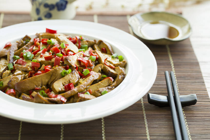 无人,横图,特写,吃饭,烹饪,中餐,晚餐,午餐,筷子,辣椒,蔬菜,静物,餐具,北京,中国,亚洲,竹制,丰富,新鲜,装饰,青椒,炒菜,肉,熟食,香料,料理,美味,食品,饮品,餐盘,传统,猪肉,剁椒,小炒肉,菜肴,美食,肉类,饮食,餐饮,食物,饮料,盘子,中国菜,中式,摄影,佳肴,有机食品,绿色食品,中华料理,筷子架,竹制品,膳食,可口,清新,中国文化,五花肉,川菜,肉食,东亚,主菜,辣角,红海椒,大椒,辣虎,广椒,豚肉,菜椒,开胃酱,适口,寿司帘,寿司席,寿司竹,寿司竹卷,寿司竹席,四川菜,肋条肉,三层肉,甜椒,柿子椒,辣子,红辣椒,海椒,番椒,灯笼椒,彩图,高角度拍摄,传统文化,香干,bj175