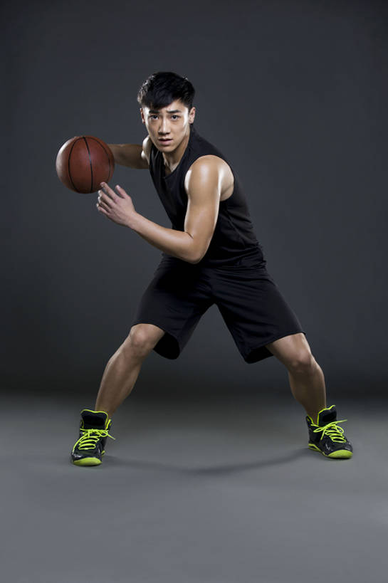 东方人,成年人,一个人,运动员,蹲,跑,竖图,留白,正面,运动服,锻炼,快乐,成功,比赛,运动,合作,团队,集体,信心,竞争,北京,中国,亚洲,仅一个男性,仅一个人,弯腰,握,灰色背景,服装,训练,篮球运动员,注视,娱乐,运动器械,队伍,球,仅一个年轻男性,衣服,观察,看,站着,保养,休闲,健康,健身器械,活力,握着,保健,摄影,服饰,生活方式,观看,张开双腿,迅速,察看,酷,练习,敏捷,体育运动,衣着,成就,穿着,关注,决心,爱好,健身器材,塑身,合伙,挑战,篮球运动,弹性,东亚,衣饰,技能,展开双腿,体育活动,体育,男人,男性,年轻男性,亚洲人,中国人,年轻人,体育运动员,运动选手,彩图,全身,影棚拍摄,健身,运动器材,伸展双腿,运动装,盘球,bj175