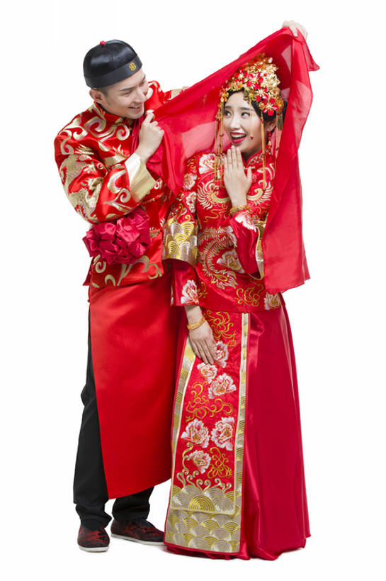 东方人,成年人,两个人,夫妻,丈夫,妻子,新娘,新郎,笑,微笑,露齿笑,竖图,抠图,白色背景,正面,婚纱,爱情,婚礼,快乐,兴奋,幸福,运气,帽子,纺织品,珠宝,刺绣,北京,中国,亚洲,覆盖,连接,握,花纹,风俗,庆祝,装饰,龙,符号,丝绸,头饰,图案,古典,结婚,浪漫,传统,刺激,红色,装饰物,打开,站着,概念,温暖,温馨,喜庆,面对面,恩爱,活力,精神,亲密,握着,遮,遮掩,恋人,摄影,生活方式,面纱,纪念,凤冠,和睦,掩盖,享乐,仪式,遮挡,风格,中国文化,典礼,蜜月,古典风格,东亚,遮盖,陪同,新婚,凤冠霞帔,掩饰,害臊,含羞,怕羞,制度,陪伴,开端,害羞,男人,男性,年轻男性,年轻女性,女人,女性,亚洲人,中国人,年轻人,夫妇,情侣,彩图,全身,影棚拍摄,传统服装,爱,高兴,欢乐,深情,伴侣,唐装,融洽,金子,传统文化,订婚,捂住,菲尼克斯市,伴随,bj175