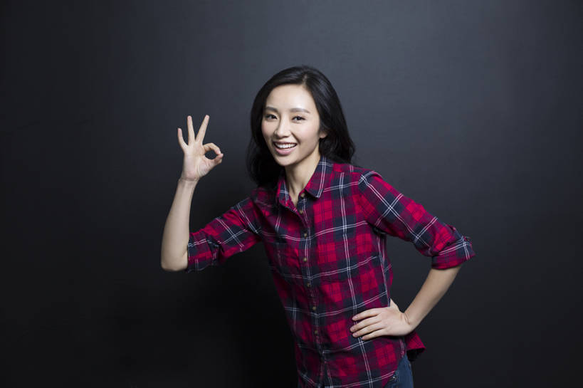 东方人,成年人,一个人,笑,微笑,露齿笑,横图,室内,留白,正面,衬衫,快乐,满意,幸福,成功,胜利,信心,北京,中国,亚洲,仅一个年轻女性,仅一个女性,仅一个人,弯腰,黑色背景,注视,休闲装,手叉腰,观察,看,手势,站着,同意,ok手势,摄影,观看,察看,享乐,关注,肖像,东亚,完成,年轻女性,女人,女性,亚洲人,中国人,年轻人,半身,彩图,影棚拍摄,欢乐,打手势,同意手势,bj175