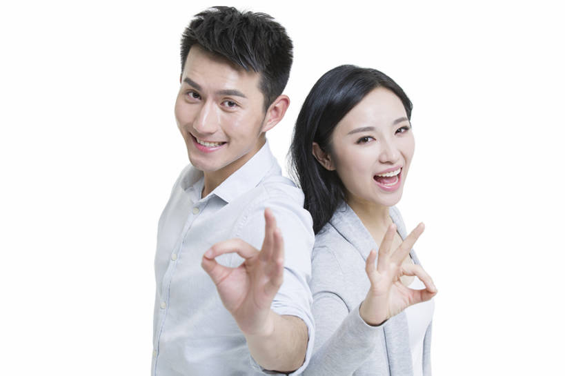 东方人,成年人,脸,头,脸颊,两个人,笑,微笑,露齿笑,横图,留白,抠图,白色背景,侧面,爱情,快乐,满意,幸福,胜利,北京,中国,亚洲,连接,浪漫,注视,休闲装,肩膀,观察,看,手势,站着,休闲,温暖,温馨,恩爱,活力,亲密,同意,ok手势,背对背,约会,恋人,摄影,生活方式,观看,和睦,察看,享乐,关注,东亚,陪同,陪伴,男人,男性,年轻男性,年轻女性,女人,女性,亚洲人,中国人,年轻人,头部,脸部,脸蛋,面部,情侣,彩图,影棚拍摄,爱,欢乐,伴侣,融洽,打手势,同意手势,伴随,bj175