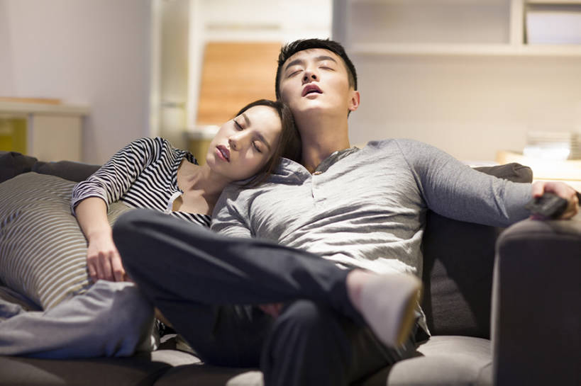 东方人,成年人,两个人,家庭,丈夫,妻子,家,客厅,横图,室内,正面,爱情,家具,沙发,电视,北京,中国,亚洲,连接,握,房屋,公寓,浪漫,二郎腿,注视,休闲装,现代,遥控器,观察,看,靠,靠着,休息,休闲,疲倦,舒服,温暖,温馨,一家人,恩爱,放松,亲密,握着,恋人,摄影,生活方式,观看,和睦,控制,察看,疲劳,起居室,舒适,住房,疲惫,关注,彩电,房地产,家居服,困乏,东亚,陪同,疲乏,软垫,彩色电视机,显像管屏,显像管屏幕,委顿,疲困,疲顿,疲钝,倦怠,怠倦,陪伴,男人,男性,年轻男性,年轻女性,女人,女性,亚洲人,中国人,年轻人,情侣,电视机,闭着眼睛,睡觉,坐着,彩图,伴侣,融洽,小睡,伴随,bj175