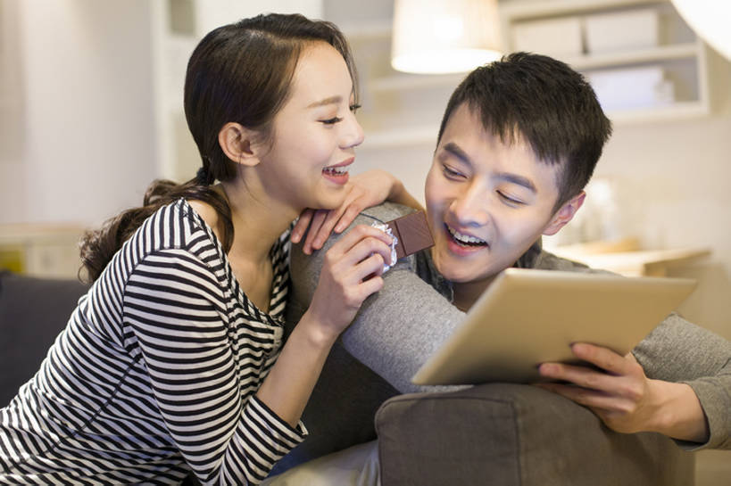 东方人,成年人,两个人,家庭,丈夫,妻子,家,客厅,笑,吃,微笑,露齿笑,横图,室内,侧面,爱情,快乐,幸福,电脑,笔记本电脑,技术,家具,沙发,北京,中国,亚洲,连接,握,网络,房屋,公寓,美味,食品,饮品,浪漫,休闲装,通讯设备,现代,小吃,饮食,食物,饮料,甜食,巧克力,张嘴,休闲,舒服,温暖,温馨,一家人,恩爱,放松,亲密,喂,握着,恋人,摄影,生活方式,和睦,无线,起居室,舒适,住房,享乐,关爱,可口,房地产,通信设备,无线网络,家居服,张大嘴巴,无线上网,便携式电脑,平板电脑,东亚,陪同,软垫,无线电技术,适口,陪伴,无忧无虑,手提电脑,男人,男性,年轻男性,年轻女性,女人,女性,亚洲人,中国人,年轻人,情侣,张开嘴,坐着,半身,彩图,爱,欢乐,深情,伴侣,融洽,伴随,bj175