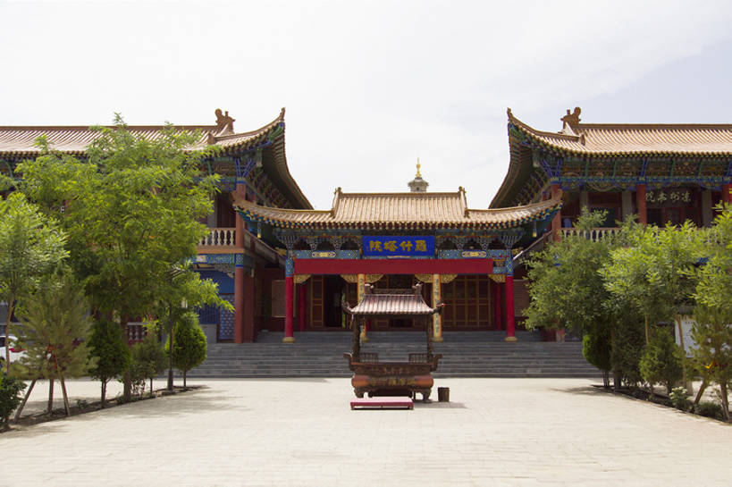 无人,寺庙,宫殿,横图,室外,白天,旅游,度假,美景,名胜古迹,标志建筑,地标,建筑,中国,亚洲,艺术,鲜艳,香炉,庭院,景观,文化遗产,建筑群,古典,历史,娱乐,建设,传统,树,古代,绿色,风景,天空,自然,享受,休闲,旅游胜地,景色,放松,摄影,宗教,佛教,旧的,中国文化,自然风光,古典风格,东亚,宗教用品,远古,东亚文化,甘肃省,丝绸之路,武威,古代文明,灵性,彩图,旅行,礼拜堂,传统文化,建筑结构,罗什寺,bj175