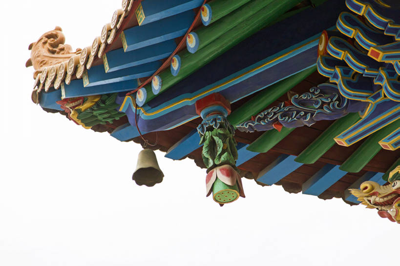 无人,寺庙,宫殿,横图,室外,白天,仰视,旅游,度假,美景,名胜古迹,标志建筑,地标,建筑,中国,亚洲,花纹,艺术,装饰,鲜艳,龙,铃铛,图案,屋顶,屋檐,景观,建筑群,古典,宏伟,瓦,历史,娱乐,建设,传统,古代,风景,天空,自然,享受,休闲,旅游胜地,景色,放松,摄影,宗教,佛教,部分,旧的,中国文化,自然风光,古典风格,东亚,远古,东亚文化,甘肃省,丝绸之路,武威,古代文明,灵性,式样,彩图,低角度拍摄,旅行,礼拜堂,传统文化,建筑结构,罗什寺,bj175