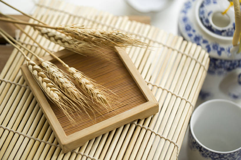 无人,横图,特写,小麦,茶,静物,杯子,北京,中国,亚洲,竹制,装饰,竹帘,谷物,食品,麦穗,主食,茶壶,摄影,中国茶,青花瓷,竹制品,东亚,热饮,寿司帘,寿司席,寿司竹,寿司竹卷,寿司竹席,茶杯,彩图,影棚拍摄,全画幅,bj175