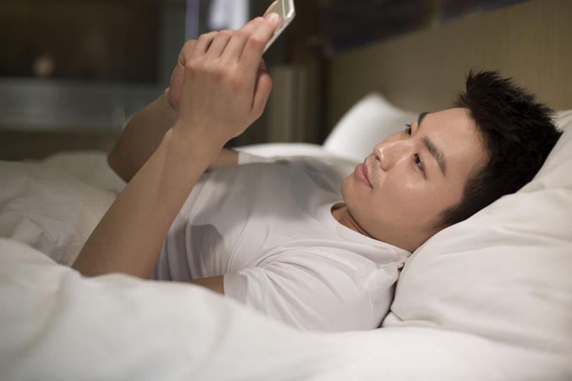 东方人,成年人,一个人,家,横图,室内,白天,侧面,互联网,技术,床,卧室,城市,建筑,手机,北京,中国,亚洲,仅一个男性,仅一个人,连接,握,房屋,公寓,联系,T恤,休闲装,现代,仅一个年轻男性,枕头,看,短袖,握着,摄影,生活方式,午夜,住房,简单,发短信,房地产,网上冲浪,家居服,棉被,智能手机,东亚,无线电技术,上网,男人,男性,年轻男性,亚洲人,中国人,年轻人,沟通,躺着,仰卧,半身,彩图,bj175