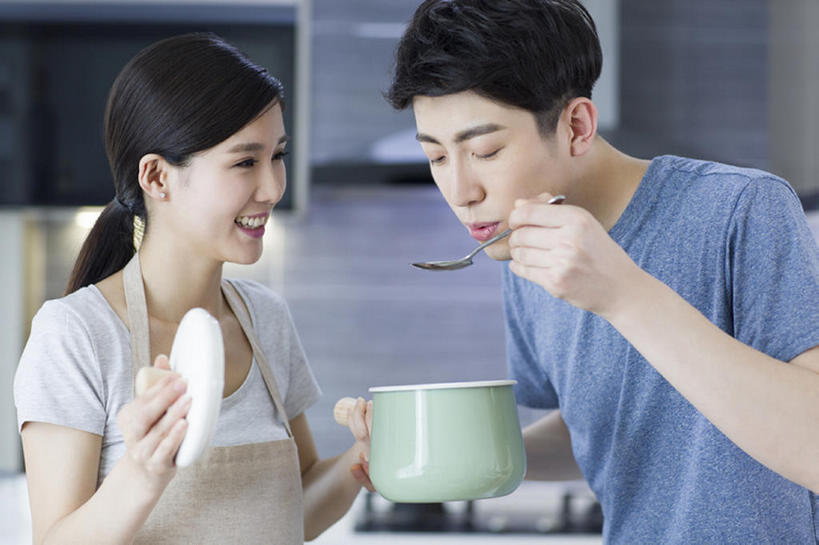 东方人,成年人,两个人,家庭,丈夫,妻子,家庭主妇,家,笑,吃,微笑,露齿笑,横图,室内,白天,正面,爱情,家务,快乐,幸福,厨房,北京,中国,亚洲,喝,握,准备,炖锅,围裙,房屋,公寓,汤,美味,食品,饮品,浪漫,T恤,休闲装,吹气,饮食,食物,饮料,汤匙,站着,做,休闲,温暖,温馨,一家人,恩爱,亲密,握着,恋人,摄影,生活方式,和睦,享乐,关爱,可口,房地产,家居服,东亚,陪同,适口,陪伴,男人,男性,年轻男性,年轻女性,女人,女性,亚洲人,中国人,年轻人,情侣,烹调用具,烹调,半身,彩图,欢乐,伴侣,融洽,尝,伴随,bj175