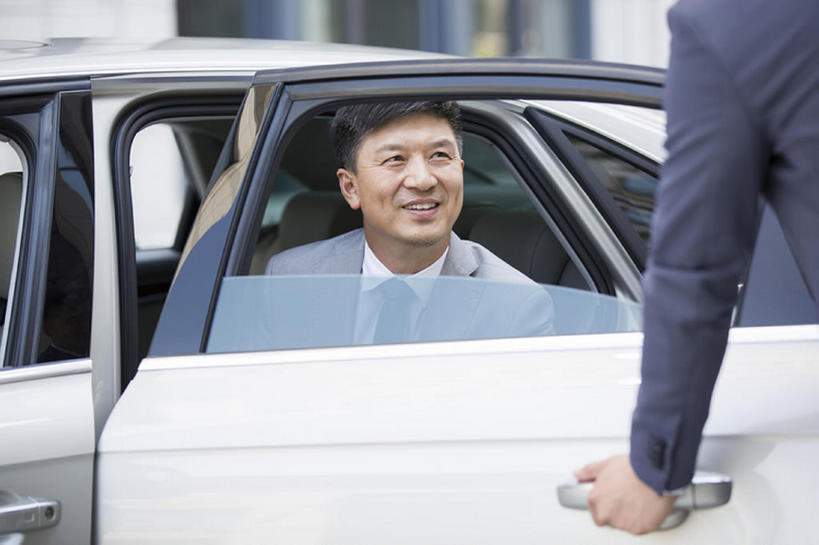 东方人,成年人,中年人,老年人,脸,头,脸颊,两个人,同事,商务人士,服务员,司机,商务男性,笑,微笑,露齿笑,横图,室外,白天,正面,衬衫,西装,商务,时尚,快乐,幸福,成功,合作,团队,集体,信心,门,城市,汽车,中国,亚洲,乘客,握,开,套装,正装,机动车,领带,现代,队伍,肩膀,把手,车门,门框,轿车,下车,站着,职业,面对面,服务,握着,财富,运输,摄影,生活方式,礼节,部分,便利,领导,享乐,经理,成就,商务装,豪华轿车,合伙,领袖,工薪阶层,东亚,陪同,一套,河北省,陪伴,把握,老年男性,男人,男性,中年男性,亚洲人,中国人,头部,脸部,脸蛋,面部,白领,服务生,驾驶员,上班族,侍者,坐着,彩图,衬衣,欢乐,办公室职员,掌控,伴随,bj175