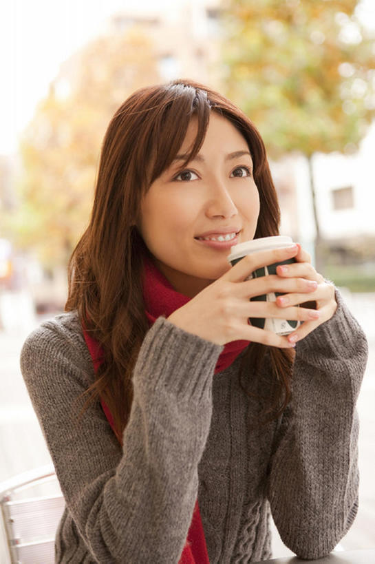 东方人,成年人,一个人,坐,微笑,室外,白天,城市,仅一个年轻女性,仅一个女性,仅一个人,喝,围巾,休闲,生活方式,享乐,肖像,年轻女性,女人,女性,亚洲人,年轻人,长发,秋天,休闲活动,半身,bj175