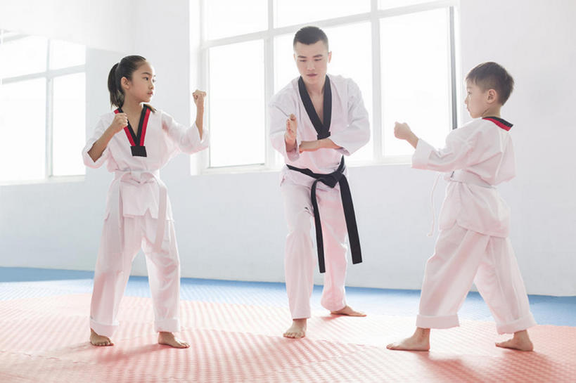 东方人,儿童,成年人,三个人,学生,教师,站,横图,室内,白天,正面,制服,锻炼,纯洁,信心,竞争,跆拳道,武术,窗户,北京,中国,亚洲,裁判,对抗,决斗,学习,准备,训练,光脚,小孩,教,手势,站着,教室,健康,面对面,赤脚,可爱,童年,童趣,摄影,生长,生活方式,指导,专心,酷,知识,爱好,逆光,童真,东亚,烂漫,无邪,敌对,裤带,教员,技能,天真,男孩,男人,男性,年轻男性,女孩,亚洲人,中国人,孩子,年轻人,老师,站立,彩图,全身,先生,男生,打手势,bj175