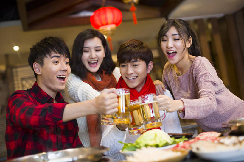 啤酒,东方人,成年人,四个人,笑,吃,微笑,露齿笑,横图,室内,正面,毛衣,爱情,吃饭,聚会,快乐,友谊,幸福,餐桌,桌子,蔬菜,杯子,餐具,照明,北京,中国,春节,亚洲,喝,握,沸腾,风俗,节日,庆祝,装饰,灯笼,纸灯笼,冬天,肉,聚餐,美味,食品,酒类,饮品,浪漫,休闲装,传统,火锅,饮食,餐饮,刺激,玻璃制品,食物,饮料,水杯,围巾,灯具,中国菜,休闲,温暖,温馨,恩爱,精神,亲密,举杯,握着,约会,恋人,摄影,生活方式,围脖,保暖,华丽,照亮,点缀,和睦,享乐,仪式,御寒,膳食,照明设备,可口,宴会,中国文化,典礼,东亚,东亚文化,健康食物,陪同,衬托,美观,雅致,雅观,元旦,制度,适口,陪伴,男人,男性,年轻男性,年轻女性,女人,女性,亚洲人,中国人,年轻人,情侣,玻璃杯,休闲活动,坐着,半身,彩图,欢乐,餐馆,伴侣,融洽,传统文化,传统节日,伴随