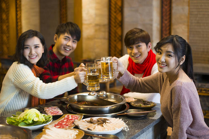 啤酒,东方人,成年人,四个人,笑,吃,微笑,露齿笑,横图,室内,正面,毛衣,爱情,吃饭,聚会,快乐,友谊,幸福,餐桌,桌子,蔬菜,杯子,餐具,北京,中国,春节,亚洲,喝,握,沸腾,风俗,节日,庆祝,装饰,冬天,肉,聚餐,美味,食品,酒类,饮品,浪漫,注视,休闲装,传统,火锅,饮食,餐饮,刺激,玻璃制品,食物,饮料,水杯,围巾,中国菜,观察,看,休闲,温暖,温馨,恩爱,精神,亲密,举杯,握着,约会,恋人,摄影,生活方式,围脖,观看,保暖,华丽,照亮,点缀,和睦,察看,享乐,仪式,御寒,膳食,关注,可口,宴会,中国文化,典礼,东亚,东亚文化,健康食物,陪同,衬托,美观,雅致,雅观,元旦,制度,适口,陪伴,男人,男性,年轻男性,年轻女性,女人,女性,亚洲人,中国人,年轻人,情侣,玻璃杯,休闲活动,坐着,半身,彩图,欢乐,餐馆,伴侣,融洽,传统文化,传统节日,伴随