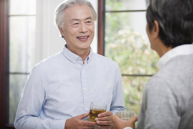 东方人,成年人,老年人,头发,一个人,两个人,家,笑,微笑,露齿笑,横图,室内,白天,正面,下午茶,快乐,友谊,幸福,茶,窗户,窗帘,北京,中国,亚洲,仅一个男性,仅一个人,喝,握,休闲装,饮料,白色,社区,站着,仅一个老年男性,休闲,健康,面对面,亲密,握着,摄影,生活方式,退休,起居室,享乐,东亚,热饮,陪同,疗养院,陪伴,老年男性,男人,男性,亚洲人,中国人,茶杯,休闲活动,说话,半身,彩图,欢乐,和蔼,人老心不老,伴随