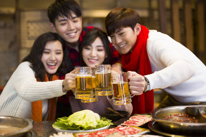 啤酒,东方人,成年人,四个人,笑,吃,微笑,露齿笑,横图,室内,正面,毛衣,爱情,吃饭,聚会,快乐,友谊,幸福,餐桌,桌子,蔬菜,杯子,餐具,北京,中国,春节,亚洲,喝,握,沸腾,风俗,节日,庆祝,装饰,冬天,肉,聚餐,美味,食品,酒类,饮品,浪漫,休闲装,传统,火锅,饮食,餐饮,刺激,玻璃制品,食物,饮料,水杯,围巾,中国菜,休闲,温暖,温馨,恩爱,精神,亲密,举杯,握着,约会,恋人,摄影,生活方式,围脖,保暖,华丽,照亮,点缀,和睦,享乐,仪式,御寒,膳食,可口,宴会,中国文化,典礼,东亚,东亚文化,健康食物,陪同,衬托,美观,雅致,雅观,元旦,制度,适口,陪伴,男人,男性,年轻男性,年轻女性,女人,女性,亚洲人,中国人,年轻人,情侣,玻璃杯,休闲活动,坐着,半身,彩图,欢乐,餐馆,伴侣,融洽,传统文化,传统节日,伴随