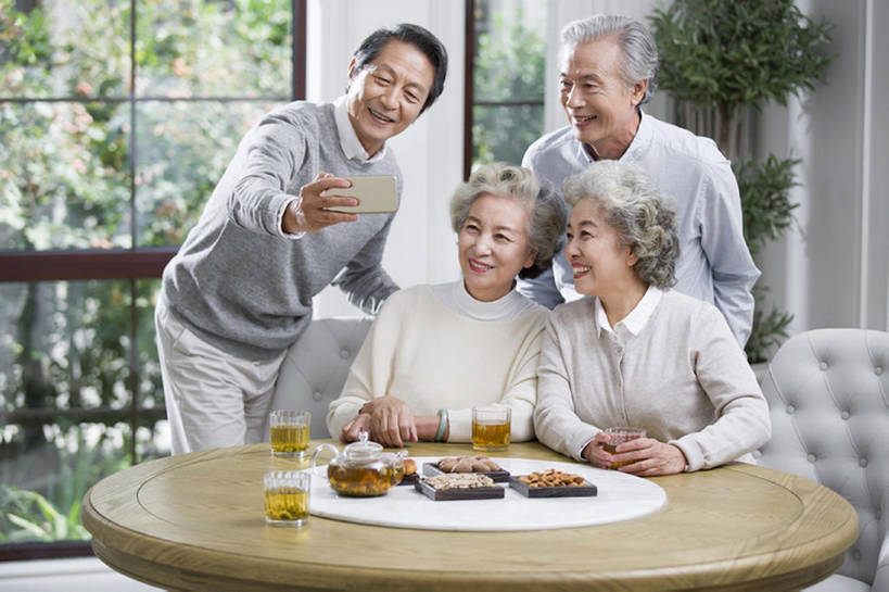 东方人,成年人,老年人,头发,四个人,家庭,丈夫,妻子,家,笑,微笑,露齿笑,横图,室内,白天,正面,聚会,下午茶,快乐,友谊,幸福,技术,茶,窗户,桌子,手机,北京,中国,亚洲,喝,连接,握,聚餐,食品,饮品,休闲装,小吃,饮食,食物,饮料,拍照,白色,茶壶,站着,休闲,健康,温暖,温馨,一家人,亲密,握着,自拍,摄影,生活方式,和睦,退休,享乐,关爱,可口,智能手机,东亚,陪同,无线电技术,适口,陪伴,老年男性,老年女性,男人,男性,女人,女性,亚洲人,中国人,情侣,休闲活动,坐着,彩图,欢乐,照相,和蔼,融洽,人老心不老,伴随