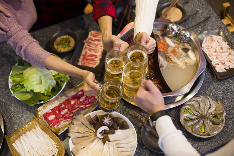 啤酒,东方人,成年人,手,四个人,横图,室内,吃饭,聚会,快乐,友谊,幸福,餐桌,桌子,蔬菜,杯子,餐具,北京,中国,春节,亚洲,喝,握,沸腾,风俗,节日,庆祝,肉,虾,聚餐,美味,食品,酒类,饮品,休闲装,传统,火锅,饮食,餐饮,玻璃制品,食物,饮料,水杯,中国菜,休闲,精神,亲密,举杯,握着,摄影,生活方式,部分,照亮,享乐,仪式,膳食,可口,宴会,中国文化,典礼,东亚,东亚文化,健康食物,陪同,元旦,制度,适口,陪伴,男人,男性,年轻男性,年轻女性,女人,女性,亚洲人,中国人,年轻人,玻璃杯,休闲活动,张开手臂,彩图,高角度拍摄,欢乐,餐馆,传统文化,传统节日,伴随