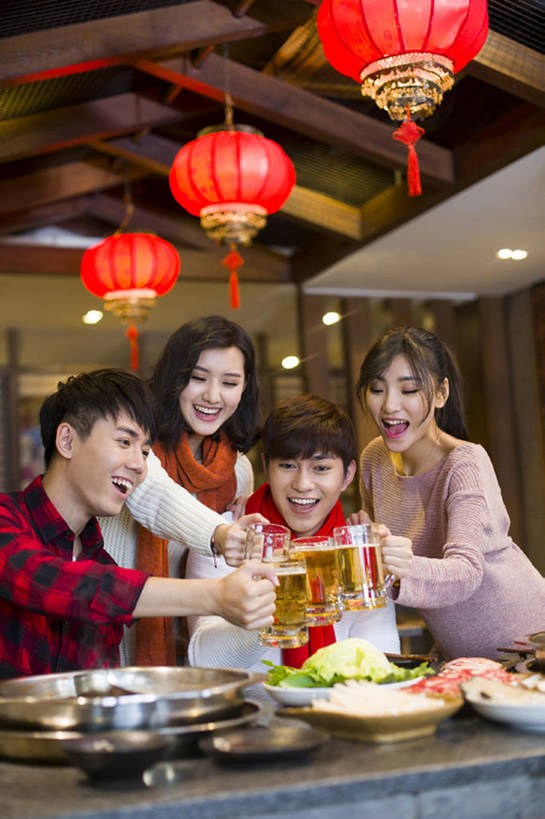 啤酒,东方人,成年人,四个人,笑,吃,微笑,露齿笑,竖图,室内,正面,毛衣,爱情,吃饭,聚会,快乐,友谊,幸福,餐桌,桌子,蔬菜,杯子,餐具,照明,北京,中国,春节,亚洲,喝,握,沸腾,风俗,节日,庆祝,装饰,灯笼,纸灯笼,冬天,肉,聚餐,美味,食品,酒类,饮品,浪漫,休闲装,传统,火锅,饮食,餐饮,刺激,玻璃制品,食物,饮料,水杯,围巾,灯具,中国菜,休闲,温暖,温馨,恩爱,精神,亲密,举杯,握着,约会,恋人,摄影,生活方式,围脖,保暖,华丽,照亮,点缀,和睦,享乐,仪式,御寒,膳食,照明设备,可口,宴会,中国文化,典礼,东亚,东亚文化,健康食物,陪同,衬托,美观,雅致,雅观,元旦,制度,适口,陪伴,男人,男性,年轻男性,年轻女性,女人,女性,亚洲人,中国人,年轻人,情侣,玻璃杯,休闲活动,坐着,半身,彩图,欢乐,餐馆,伴侣,融洽,传统文化,传统节日,伴随