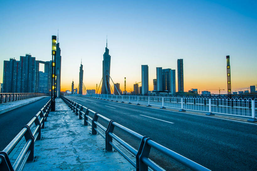 无人,栏杆,横图,室外,背景,度假,建筑业,日出,美景,日落,城市风光,城市,道路,高速公路,建筑,街道,路,路灯,公路,中国,亚洲,直线,景观,路边,分界线,车道,地面,交通,黎明,娱乐,现代,蓝色,风景,蓝天,天空,黄昏,享受,休闲,景色,放松,工业,运输,摄影,建造,宁静,柏油路,早晨,都市风光,沥青,东亚,马路,仙鹤,彩图,高层建筑,房屋建设,自行车道,建筑结构,广角,汽车广告背景图