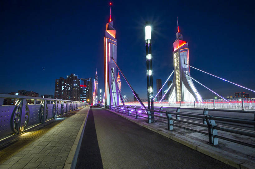 无人,栏杆,横图,彩色,室外,夜晚,背景,长时间曝光,度假,石头,美景,城市风光,城市,道路,高速公路,建筑,街道,路,路灯,公路,中国,亚洲,石子,直线,景观,路边,人行道,桥,车道,交通,娱乐,现代,霓虹,风景,天空,黄昏,享受,休闲,景色,放松,摄影,五颜六色,车灯,宁静,迅速,柏油路,照亮,色彩斑斓,都市风光,五彩缤纷,沥青,东亚,五彩斑斓,五光十色,石块,岩石,马路,彩图,高层建筑,自行车道,建筑结构,广角,汽车广告背景图