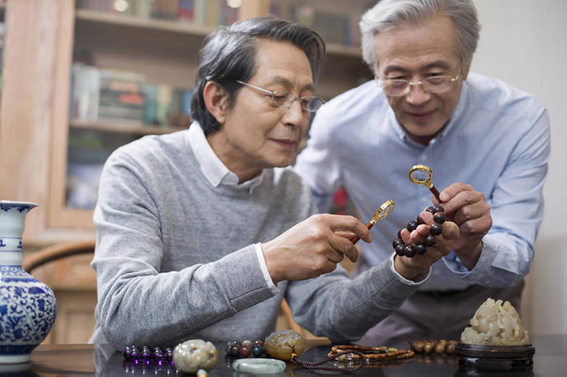 东方人,成年人,老年人,头发,一个人,两个人,家,横图,室内,白天,正面,友谊,复古,书房,北京,中国,亚洲,仅一个男性,仅一个人,握,检查,艺术,分析,放大镜,眼镜,休闲装,书桌,商贩,传统,看,站着,仅一个老年男性,休闲,亲密,握着,财富,摄影,手镯,放大,古董,查看,玉器,权威,退休,珍贵,专心,中国文化,爱好,手艺,古典风格,东亚,陪同,收集,古代文明,陪伴,判断,老年男性,男人,男性,亚洲人,中国人,商人,休闲活动,坐着,半身,彩图,和蔼,传统文化,人老心不老,伴随