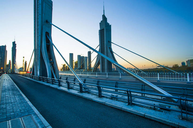 无人,栏杆,横图,室外,背景,长时间曝光,度假,日出,石头,美景,日落,城市风光,城市,道路,高速公路,建筑,街道,路,路灯,公路,中国,亚洲,石子,直线,景观,路边,人行道,桥,车道,地面,交通,黎明,娱乐,现代,蓝色,风景,蓝天,天空,黄昏,享受,休闲,景色,放松,运输,摄影,建造,车灯,宁静,迅速,柏油路,早晨,都市风光,沥青,东亚,石块,岩石,马路,彩图,高层建筑,自行车道,建筑结构,广角,汽车广告背景图