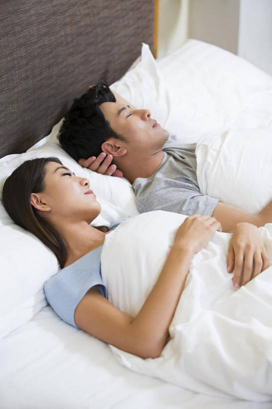 东方人,成年人,两个人,家庭,丈夫,妻子,家,竖图,室内,白天,正面,快乐,幸福,床,卧室,城市,北京,中国,亚洲,连接,房屋,公寓,休闲装,枕头,休息,休闲,疲倦,舒服,温暖,温馨,一家人,放松,亲密,摄影,生活方式,和睦,疲劳,舒适,享乐,疲惫,房地产,家居服,困乏,棉被,东亚,陪同,疲乏,委顿,疲困,疲顿,疲钝,倦怠,怠倦,陪伴,男人,男性,年轻男性,年轻女性,女人,女性,亚洲人,中国人,年轻人,情侣,闭着眼睛,睡觉,躺着,仰卧,半身,彩图,欢乐,融洽,伴随