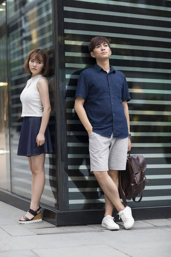 东方人,成年人,两个人,学生,坐,盘腿,竖图,室外,白天,正面,裙子,爱情,度假,美景,窗户,城市风光,城市,建筑,玻璃,北京,中国,亚洲,握,短裤,服装,沮丧,生气,景观,角落,浪漫,休闲装,娱乐,衣服,背包,夏天,靠,靠着,站着,享受,休闲,思考,温暖,温馨,短袖,景色,恩爱,放松,想,握着,愤怒,恋人,摄影,服饰,恼怒,悲伤,和睦,愤慨,伤心,难过,怒气,气愤,衣着,穿着,都市风光,发怒,怒火,玻璃墙,问题,情绪,脾气,东亚,忿怒,怨恨,分手,强烈,悲哀,衣饰,哀痛,悲戚,悲痛,玻璃砖,气忿,愤恨,肝火,激动,男人,男性,年轻男性,年轻女性,女人,女性,亚洲人,中国人,年轻人,情侣,大学生,两手抄兜,盘腿而坐,盘膝,盘着腿的,盘着腿坐,双腿交叉,争论,坐着,彩图,全身,伴侣,融洽,闷闷不乐