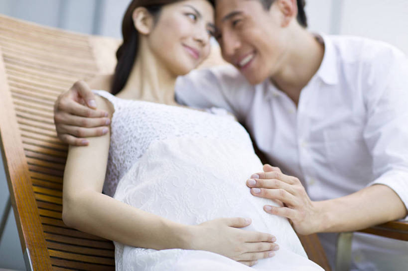 东方人,成年人,孕妇,腹部,两个人,家庭,夫妻,丈夫,妻子,父母,母亲,父亲,家,捧,笑,摸,微笑,露齿笑,横图,室外,白天,正面,衬衫,快乐,满意,幸福,骄傲,阳台,椅子,北京,中国,亚洲,抚摸,房屋,躺椅,浪漫,休闲装,白色,夏天,亲昵,休息,休闲,健康,舒服,温暖,温馨,一家人,面对面,怀孕,放松,亲密,搭,摄影,生活方式,希望,和睦,住房,享乐,待产,孕妇装,搭着,关爱,房地产,东亚,陪同,妊娠,准妈妈,陪伴,开端,男人,男性,年轻男性,年轻女性,女人,女性,白种人,亚洲人,中国人,年轻人,情侣,产妇,休闲活动,触摸,接触,捧着,躺着,仰卧,坐着,半身,彩图,爱,欢乐,深情,和蔼,融洽,伴随,bj175