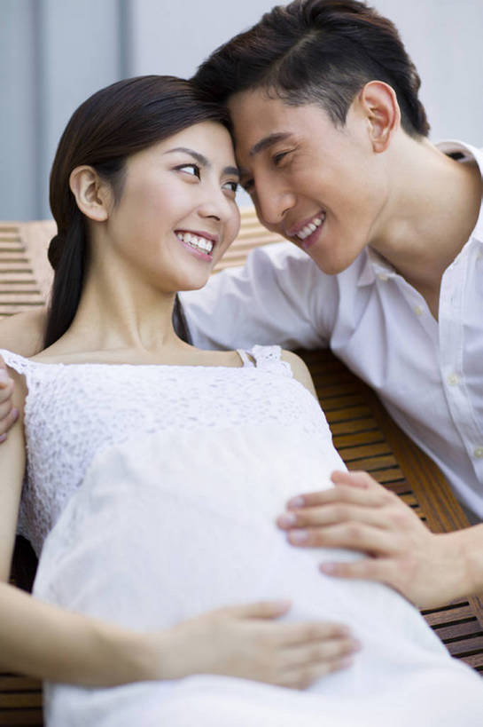东方人,成年人,孕妇,腹部,两个人,家庭,夫妻,丈夫,妻子,父母,母亲,父亲,家,捧,笑,摸,微笑,露齿笑,竖图,室外,白天,正面,衬衫,快乐,满意,幸福,骄傲,阳台,椅子,北京,中国,亚洲,抚摸,房屋,躺椅,浪漫,休闲装,白色,夏天,亲昵,休息,休闲,健康,舒服,温暖,温馨,一家人,面对面,怀孕,放松,亲密,搭,摄影,生活方式,希望,和睦,住房,享乐,待产,孕妇装,搭着,关爱,房地产,东亚,陪同,妊娠,准妈妈,陪伴,开端,男人,男性,年轻男性,年轻女性,女人,女性,白种人,亚洲人,中国人,年轻人,情侣,产妇,休闲活动,触摸,接触,捧着,躺着,仰卧,坐着,半身,彩图,爱,欢乐,深情,和蔼,融洽,伴随,bj175